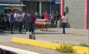 Auto fúnebre dejó ataúd en gasolinera de Barinas porque le negaron el servicio (Video)