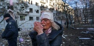 La historia tras la icónica FOTO de la maestra ucraniana herida a la caída de un misil ruso