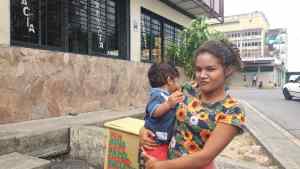 ¡Insólito! Desde hace un año madre soltera vive con su bebé en emergencia del Hospital Razetti en Barinas