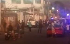 Comunidad intentó quemar vehículo tras persecución que dejó a un menor herido en Bolívar (Video)