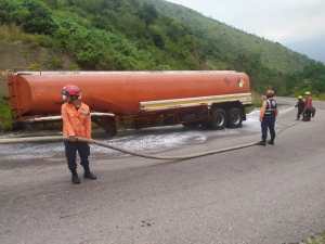 Troncal 1 en Táchira estuvo bloqueada por ocho horas por desprendimiento de cisterna de gasolina (FOTOS)