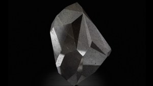 Diamante negro “Enigma”, de 555 quilates, vendido por 4,3 millones de dólares
