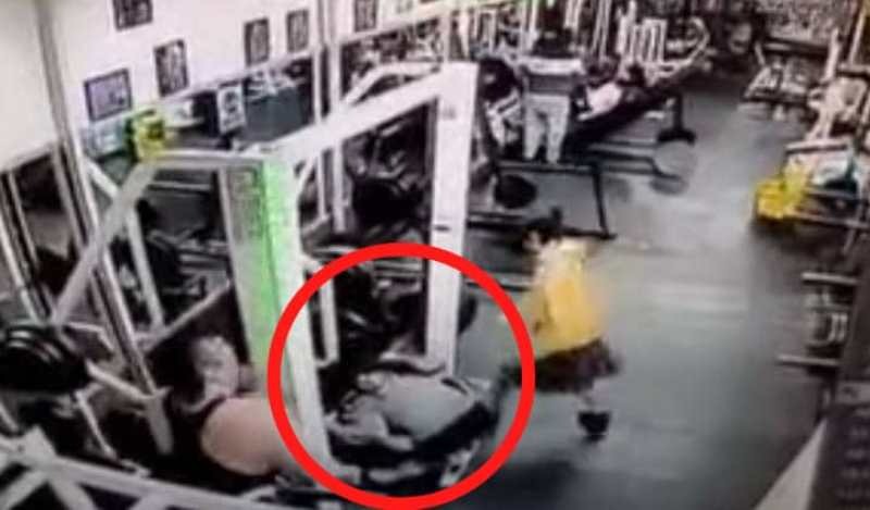 Muerte instantánea: Mujer intentó cargar pesas dentro de un gimnasio pero cedió sin fuerzas (imágenes sensibles)