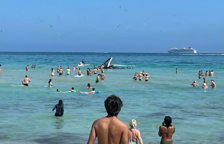 VIDEO: Momento en que un helicóptero cayó cerca de bañistas en una playa de Miami Beach