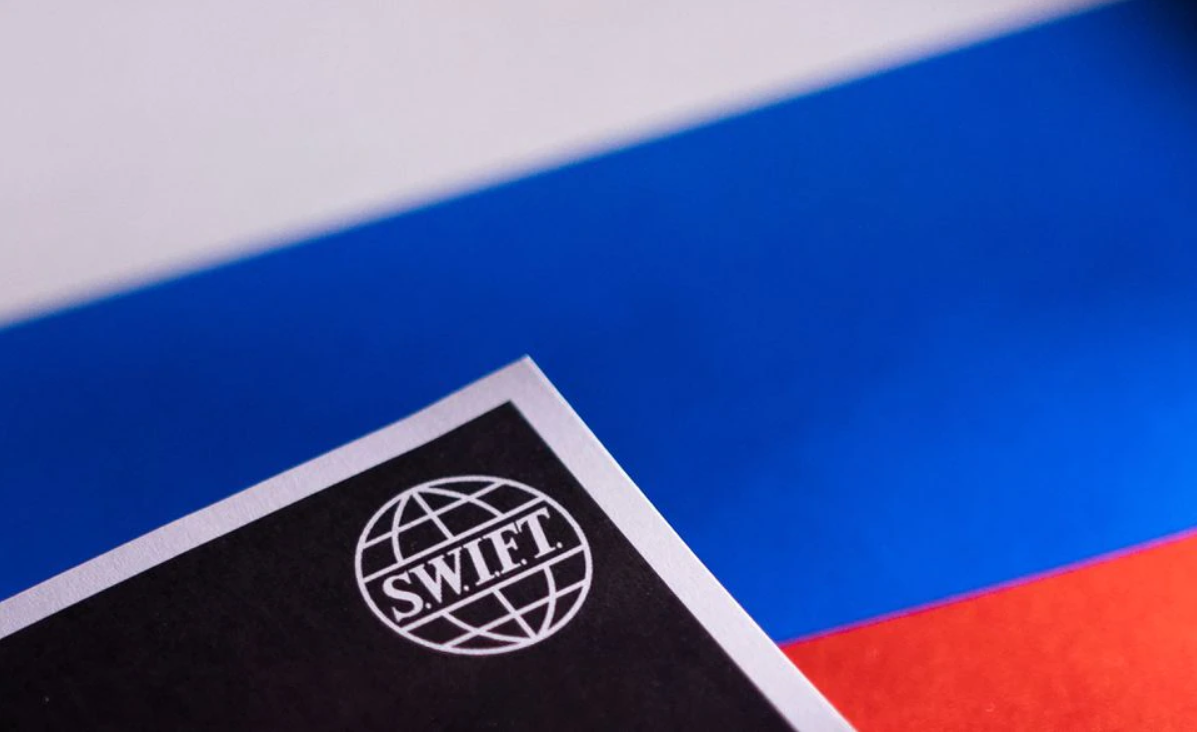 Potencias occidentales excluyen a principales bancos rusos de la plataforma Swift
