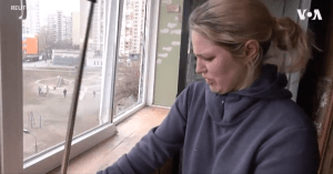 Desgarrador: Ucraniana limpia los escombros en su casa mientras canta el himno entre lágrimas (Video)