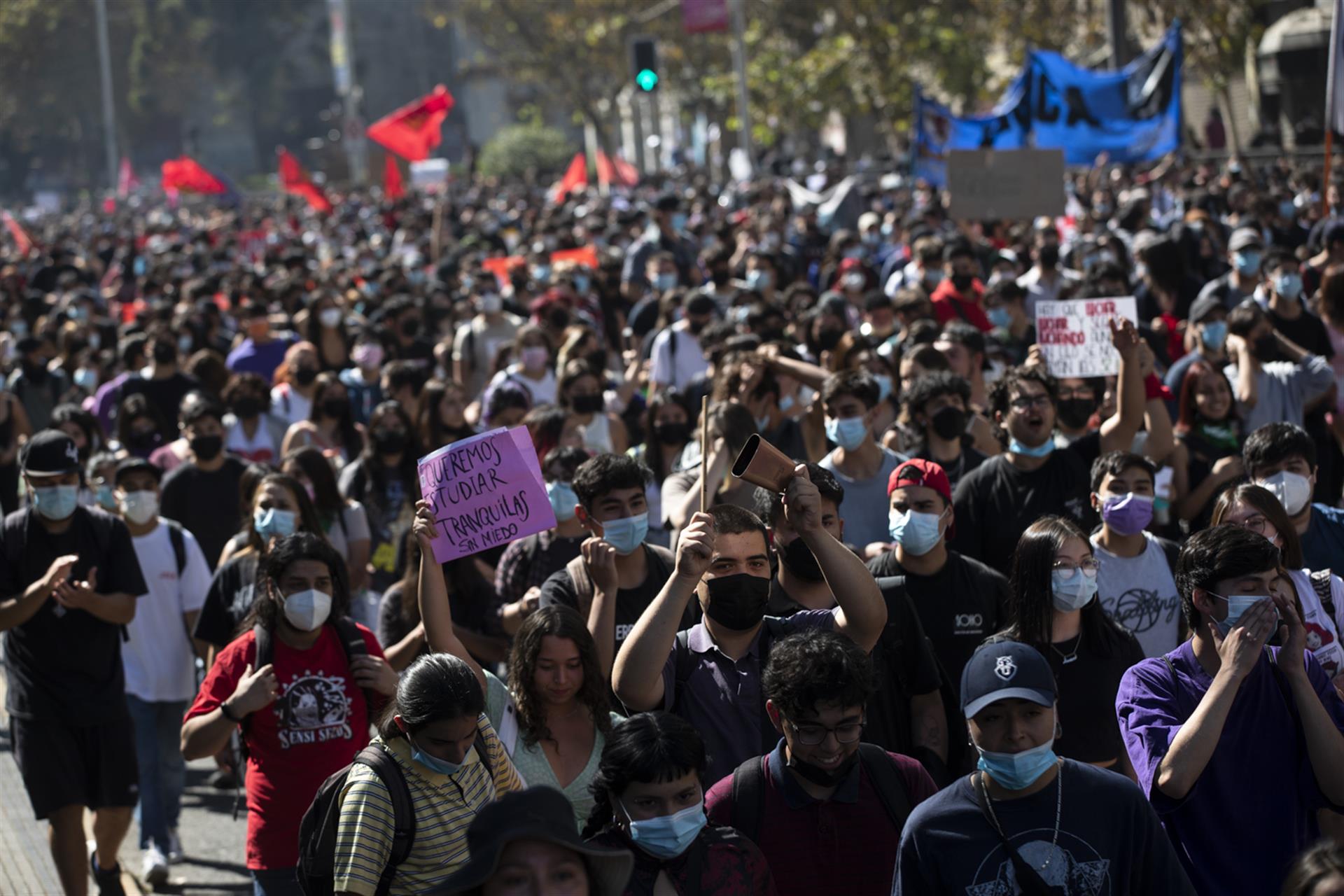 Un herido de bala en la primera gran marcha universitaria de la etapa Boric