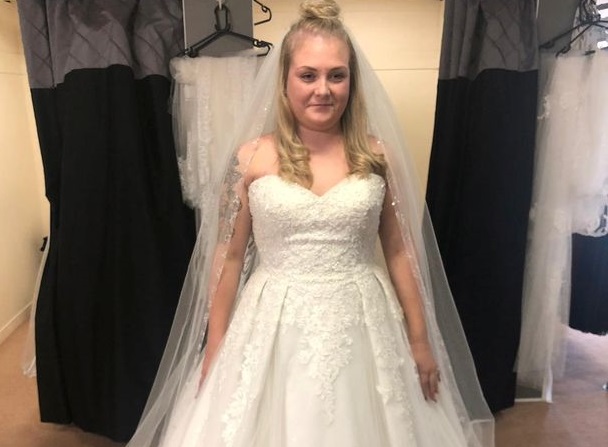 Vestida y alborotada, una futura novia se enteró que su boda fue cancelada a través de Facebook