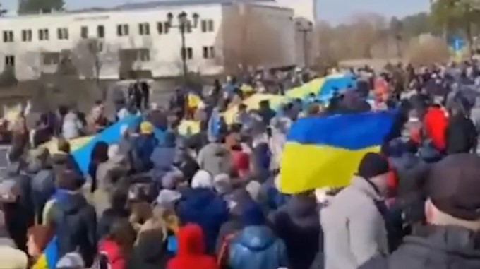 El impactante VIDEO que muestra a los manifestantes ucranianos marchando ante los ataques rusos