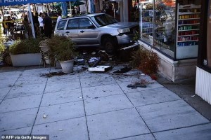 Anciano causó la muerte de una mujer tras chocar contra un restaurante en Washington