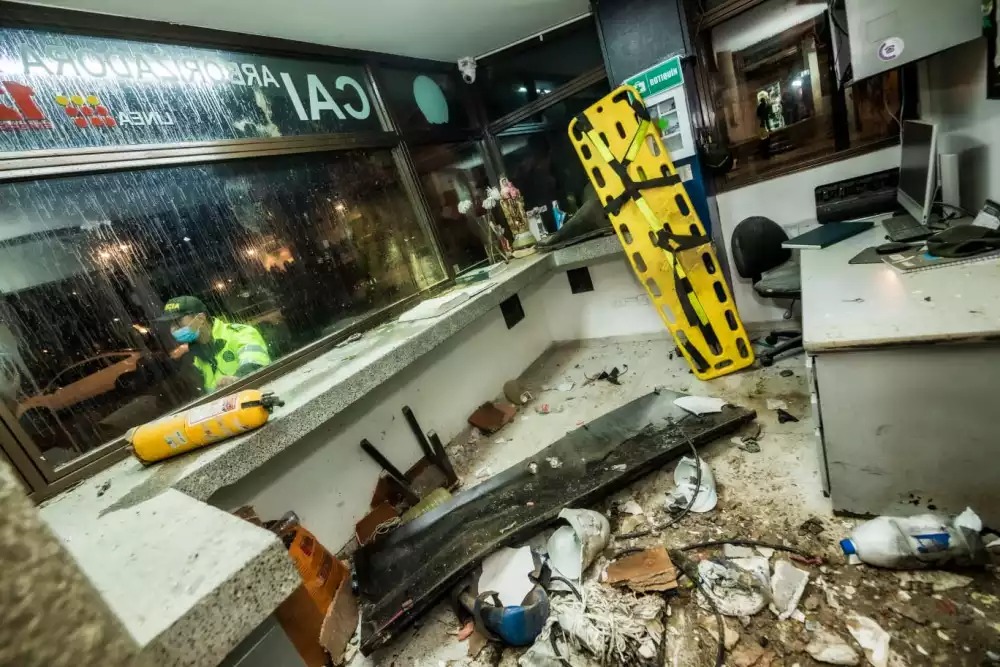 EN VIDEO: El momento cuando estalla artefacto explosivo en estación policial de Bogotá