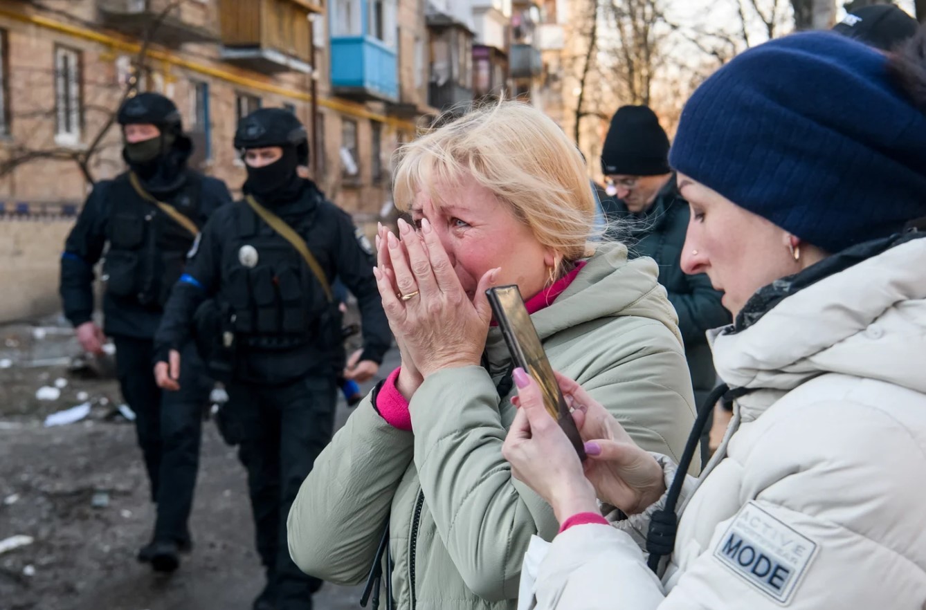 Otro bombardeo letal de Putin contra civiles en Ucrania: atacó un colegio, una guardería y viviendas en Kiev (Imágenes dramáticas)