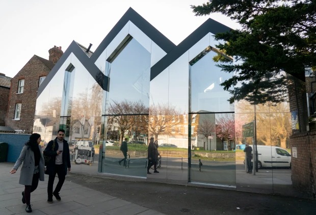 Una casa hecha de espejos: La polémica que surgió por la extraña propiedad de un urbanismo histórico