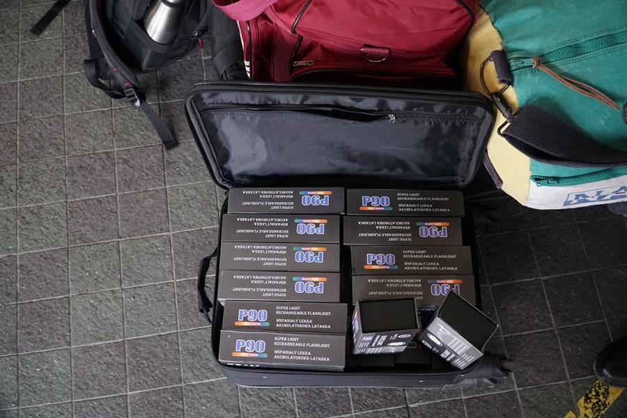 Pareja ucraniana gastó todos sus ahorros en diez maletas de material militar para defender su país