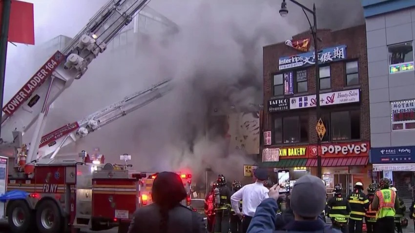 VIDEO: Voraz incendio devoró decenas de locales en edificio comercial de Queens