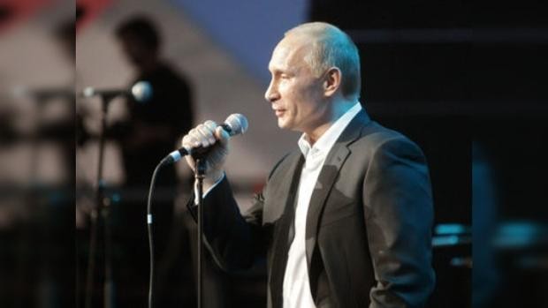 VIDEO VIRAL muestra el lado “artístico” de Putin: cantó en vivo ante un público repleto de estrellas de Hollywood