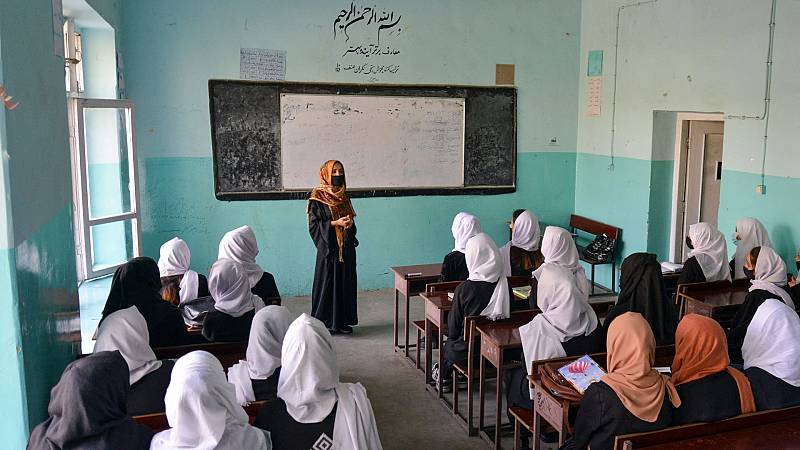 Nuevo veto del régimen talibán a los estudiantes: prohibidas las corbatas