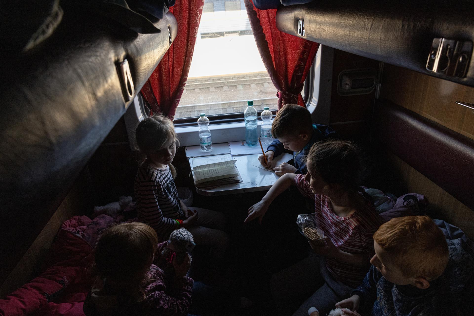 Habitantes de Mariúpol resisten refugiados y sin víveres en una acería