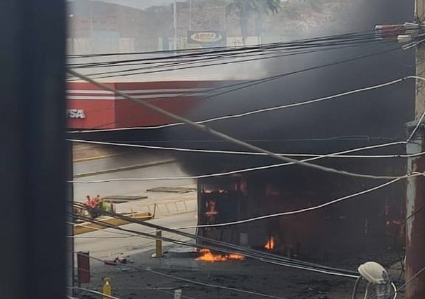 Autobús se incendió en una gasolinera de Barcelona, Anzoátegui (Videos)