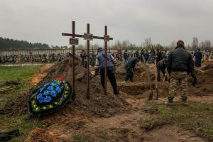 Finaliza la exhumación de más de 410 cuerpos hallados en Bucha tras la retirada rusa
