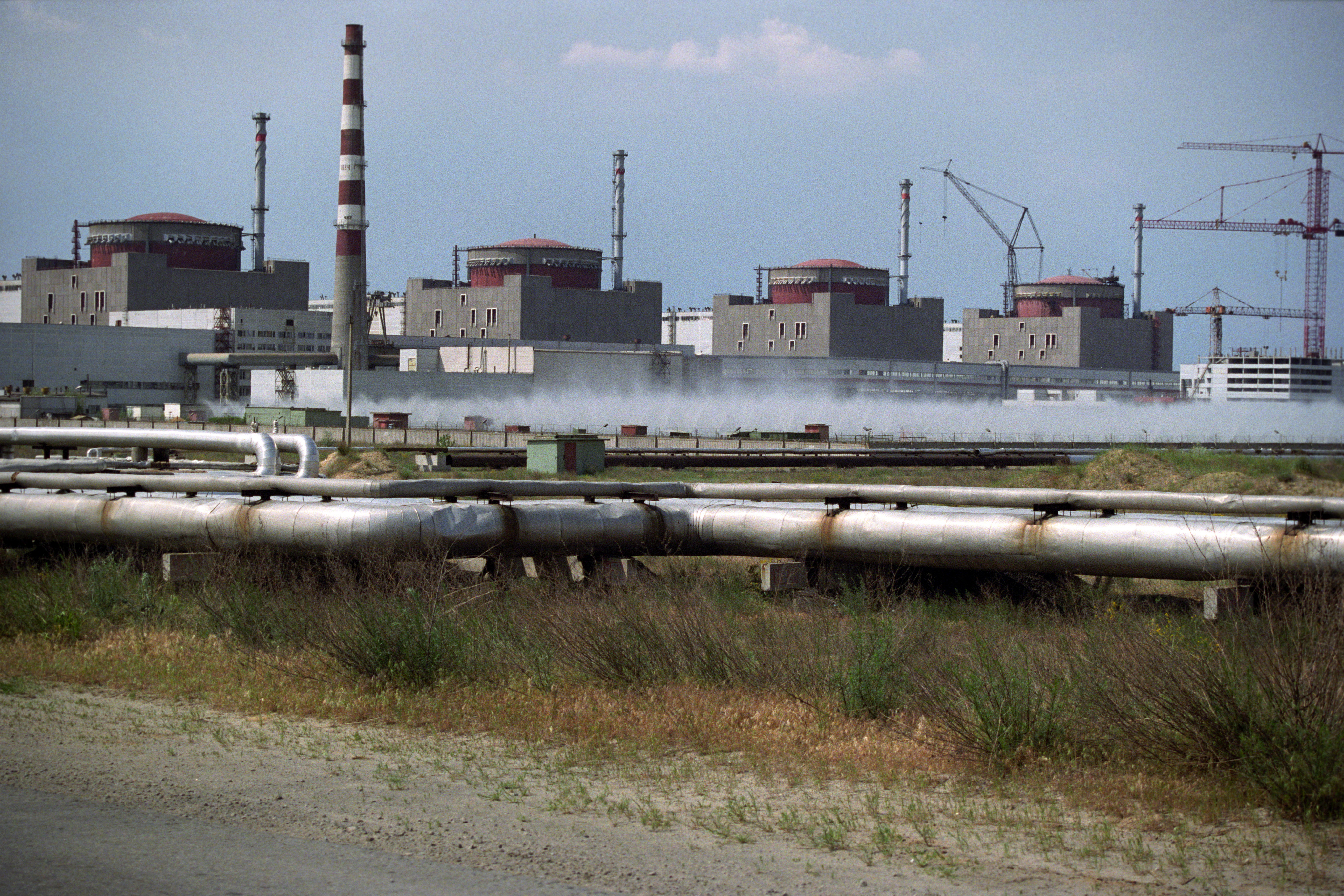 Misiles rusos sobrevuelan a baja altura la central nuclear de Zaporiyia en el sur de Ucrania