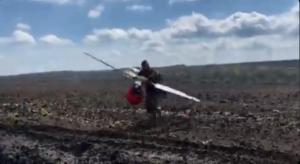 Tan fácil… como capturar un dron ruso: La nueva proeza de unos soldados ucranianos (VIDEO)
