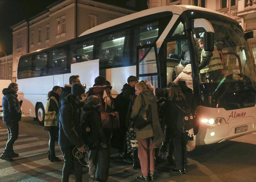 Al menos tres autobuses de evacuados de Mariúpol llegan a Zaporiyia, en el sudeste de Ucrania