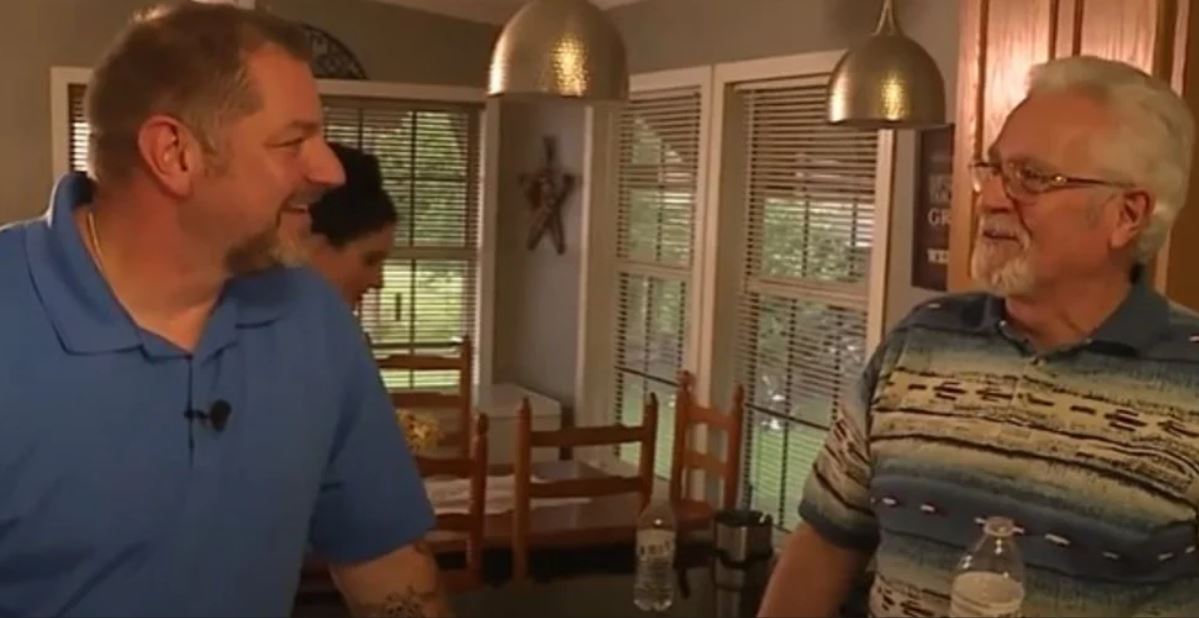 Fue adoptado de bebé y descubrió 44 años después que sus vecinos eran sus padres