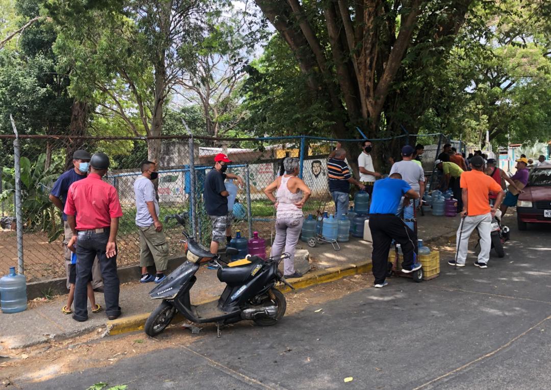 Colas para llenar botellones con agua, el viacrucis de la Semana Santa en Guárico (FOTOS)