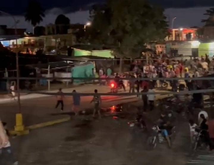 Insultos, golpes y palazos: la ira se desató por cierre de la carretera Machiques-Colón en Zulia (VIDEOS)