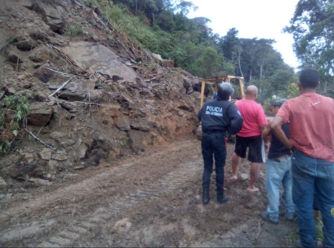 Lluvias ocasionaron deslizamiento de tierra que impidió el paso a peatones y vehículos en Carayaca, Vargas