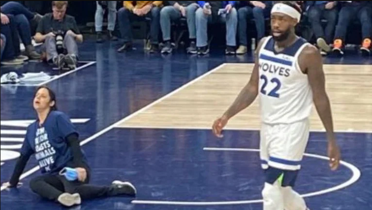 La insólita protesta de una activista en la NBA: se pegó la mano al suelo en pleno partido