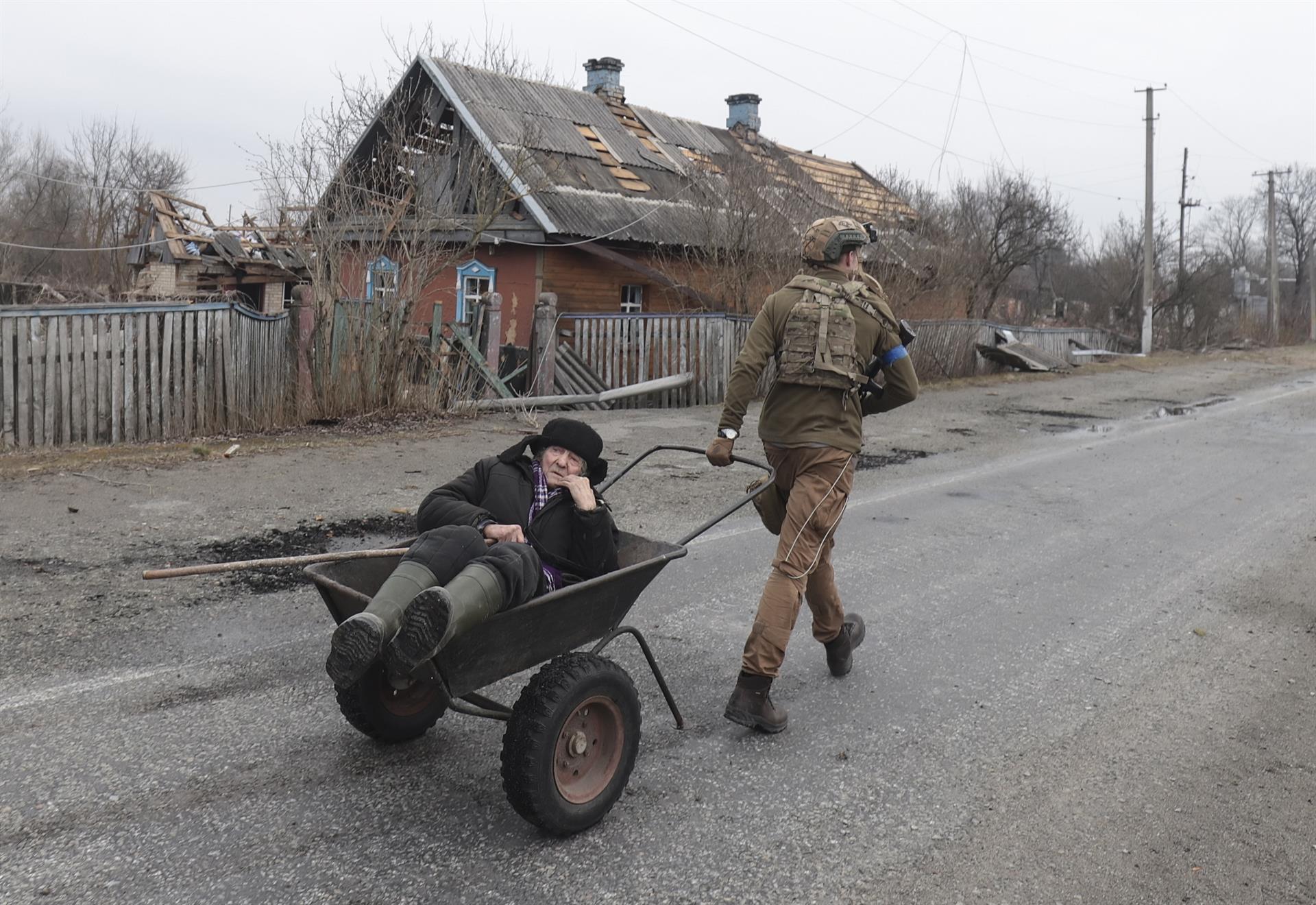 Ucrania acusa a los rusos de robar y saquear en su retirada hacía el norte