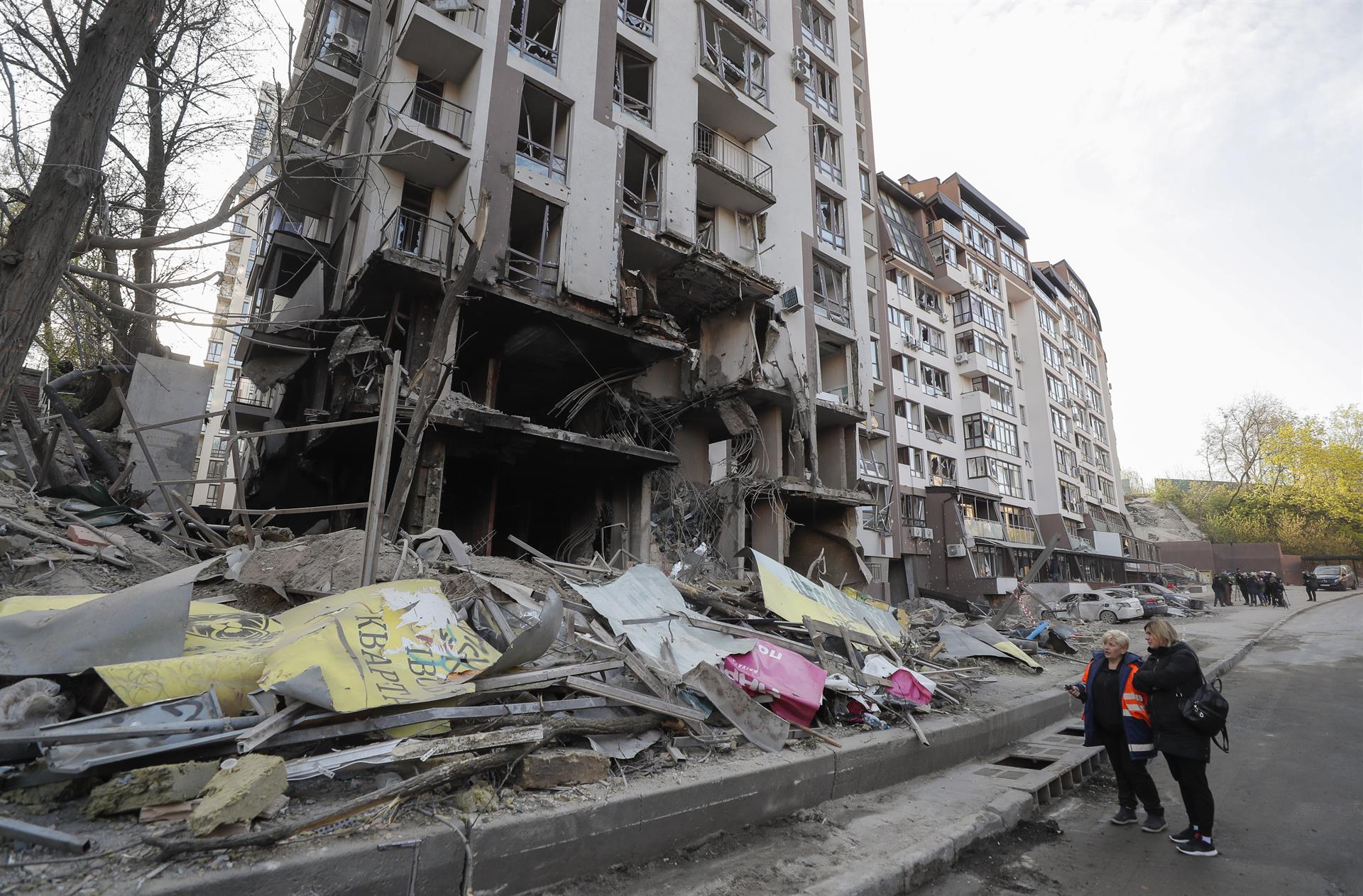 Un muerto y diez heridos en el ataque ruso de ayer en Kiev