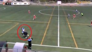 El gesto más antideportivo en el fútbol: Entrenador irrumpió para cortar un contraataque en el minuto 90 (VIDEO)