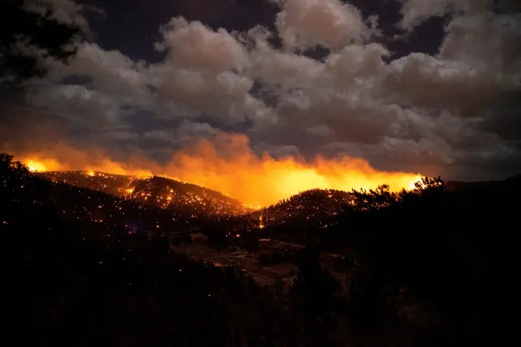 Dolor en Nuevo México: Devastador incendio mató a pareja de ancianos y destruyó cientos de hogares