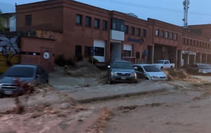 Mujer murió arrastrada por el agua durante fuertes lluvias en Mérida (Video)