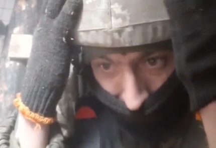 Terror en sus ojos: Soldado ucraniano se resguarda bajo fuego enemigo (VIDEO)