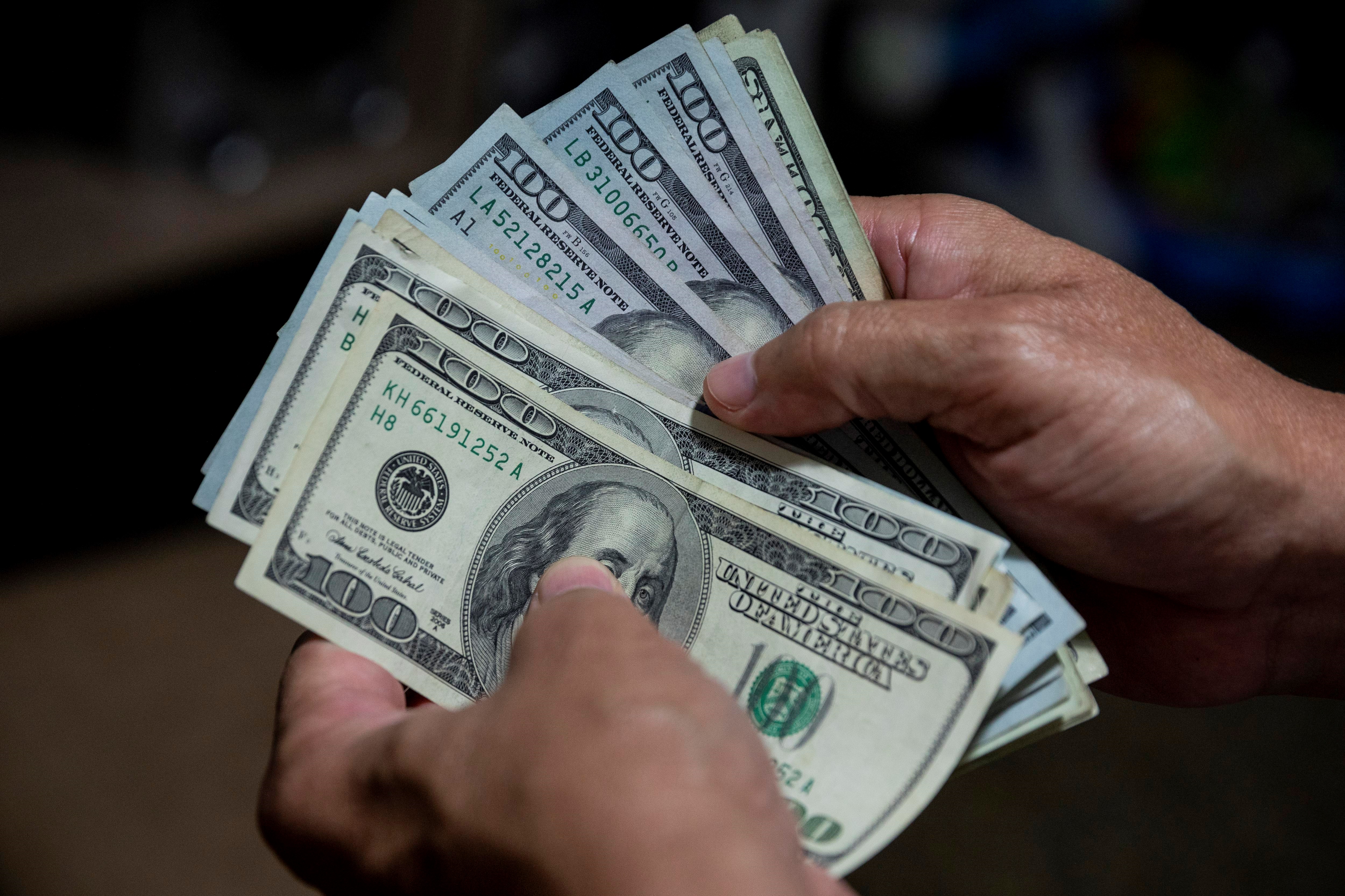 El dólar paralelo podría llegar a 12 bolívares a final de año, según Ecoanalítica