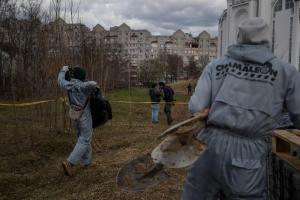 Hallan otros tres cuerpos en una fosa común en la región de Kiev
