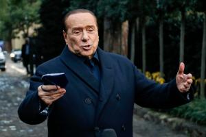 Berlusconi reaparece tras su ingreso: Estoy listo para retomar la batalla