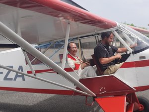 Un cura bendice campos y ganado desde un avión en Francia