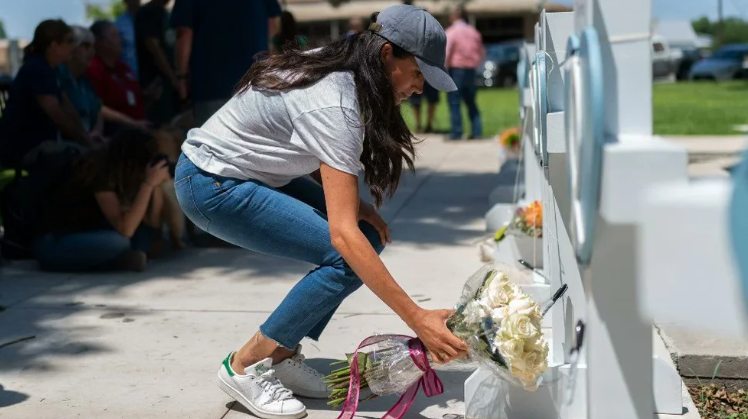 Meghan Markle visitó por sorpresa Uvalde tras el tiroteo en la escuela primaria Robb