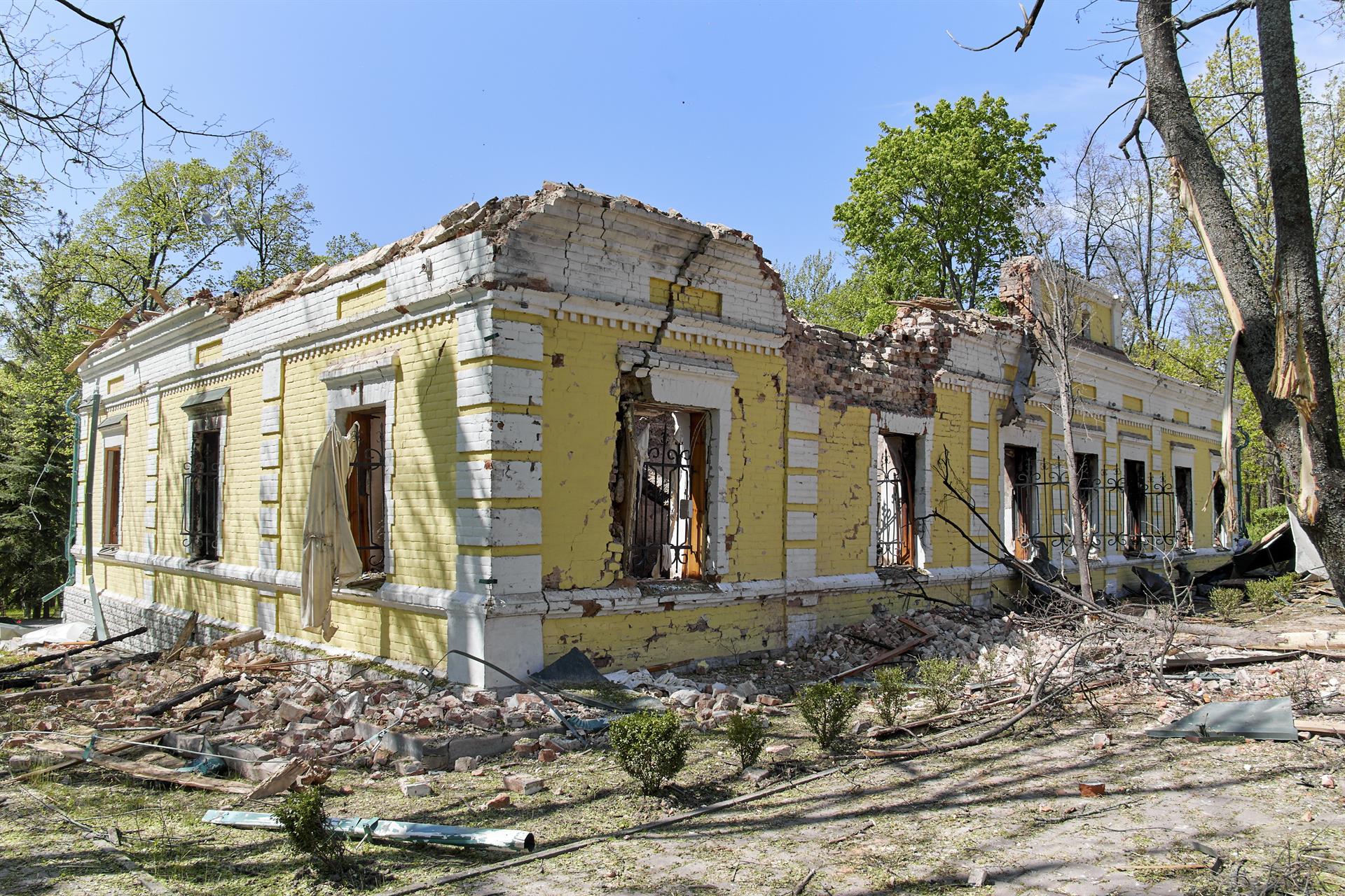 Masacre rusa sobre escuela ucraniana dejó al menos dos muertos y 60 desaparecidos bajo los escombros