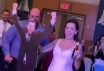 VIRAL: El novio faltó a su boda y ella fue con una gigantografía de él (VIDEO)