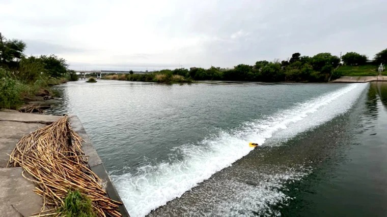 “Tenemos que encontrar a los niños muertos”: Migrantes siguen perdiendo la vida en las turbias aguas del río Bravo