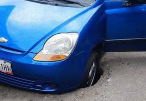 Un hueco “pequeño, pero profundo” apareció en Maracay… y ya se comió cinco carros (FOTOS)