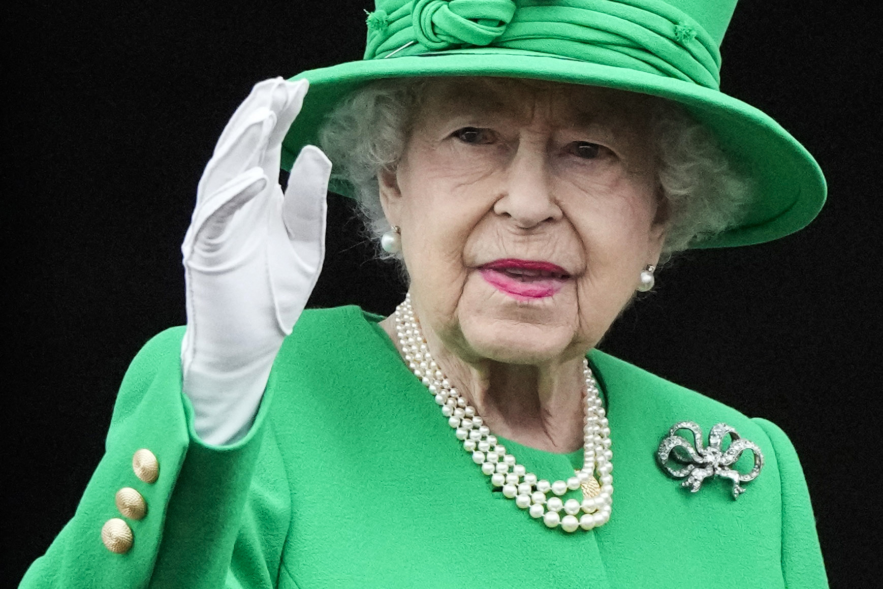 Isabel II sorprendió a todos con su presencia en el desfile que da fin a las celebraciones del “jubileo de platino” (FOTOS)