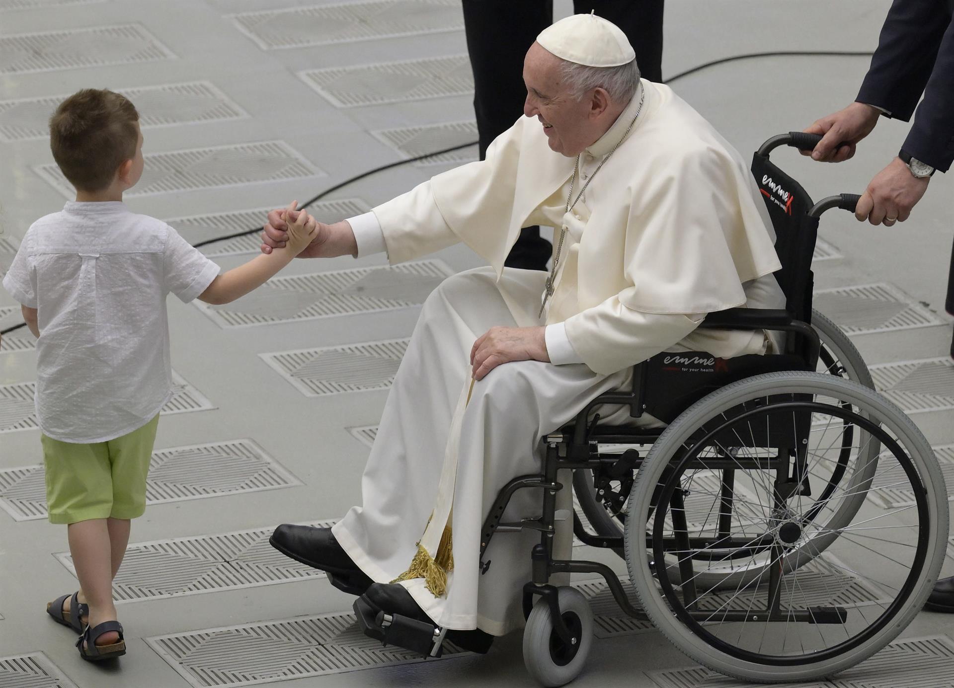 El dolor de rodilla del papa Francisco obliga a cancelar la misa del Corpus Christi