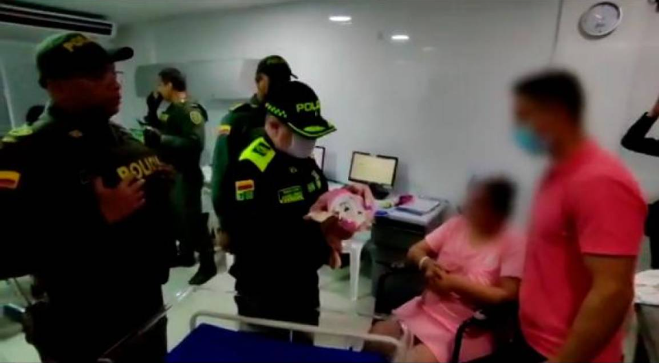 ¡Aterrador! Una mujer raptó a una niña recién nacida en una clínica de Colombia y se la llevaba en un bolso